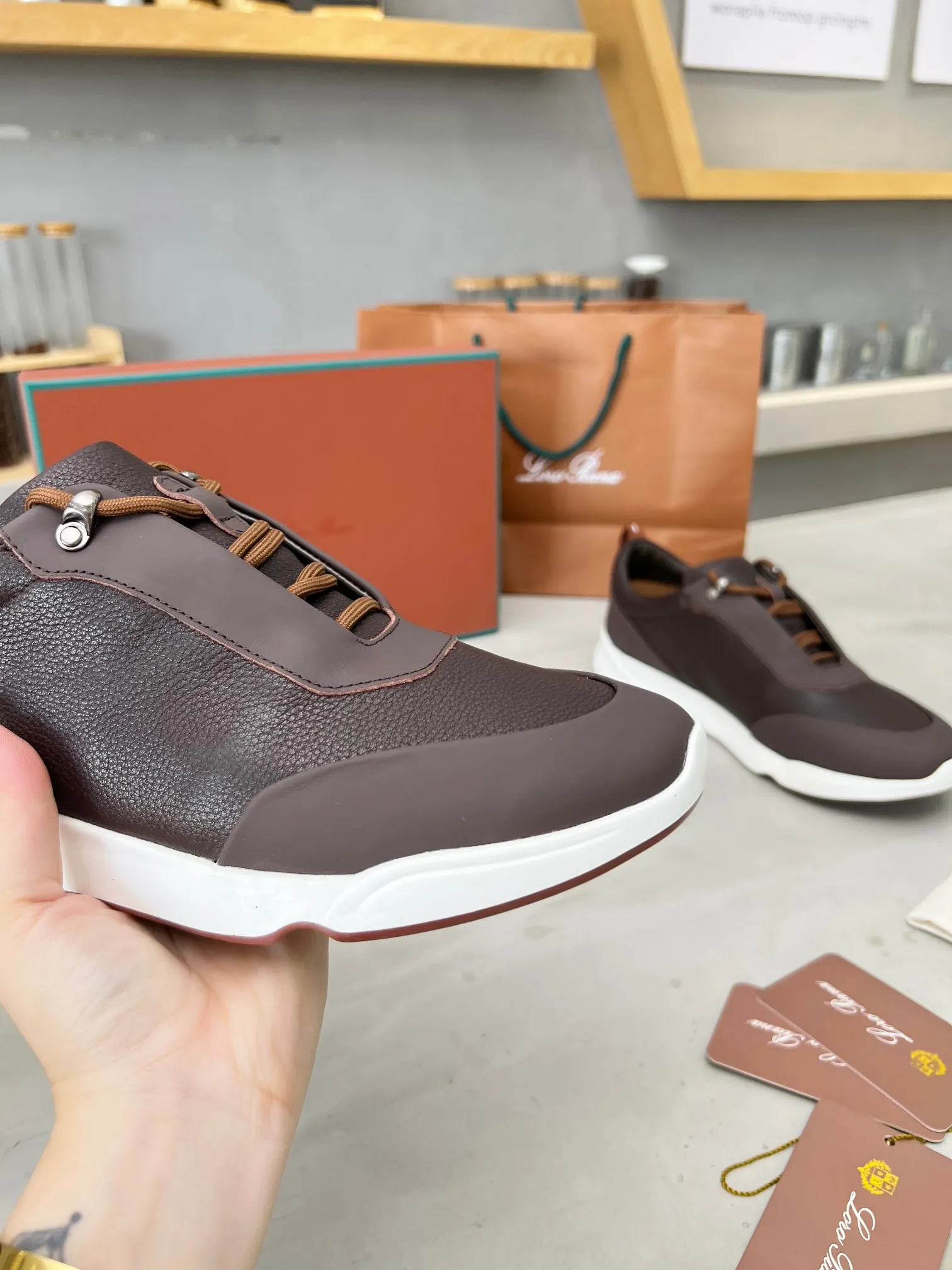 Men's shoes 💰660 🧚‍♂️Loro Piana*👉Top genuine grade👉Buy the original 1:1 copy💯💯💯 Founded the existing Loro Piana company on April 24, 1924. It is now the sixth generation of family business, providing top-quality products to customers who are discerning about taste and quality. ❤️ Imported silk calfskin and South Korean natural cowhide. The interior is made of imported A-grade water-dyed cowhide. 💯💯💯 Original molded base. 💯Authentic packaging code number: 39-46